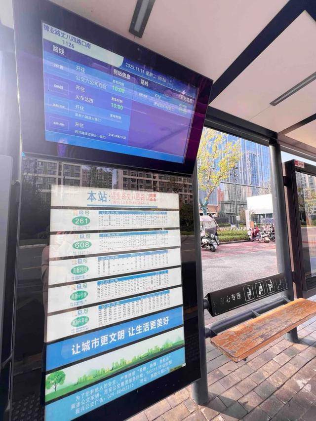 华商报大风新闻记者走访了20处地铁站和公交站：一个小台阶、一个小标识都能拦住老年人脚步(图6)