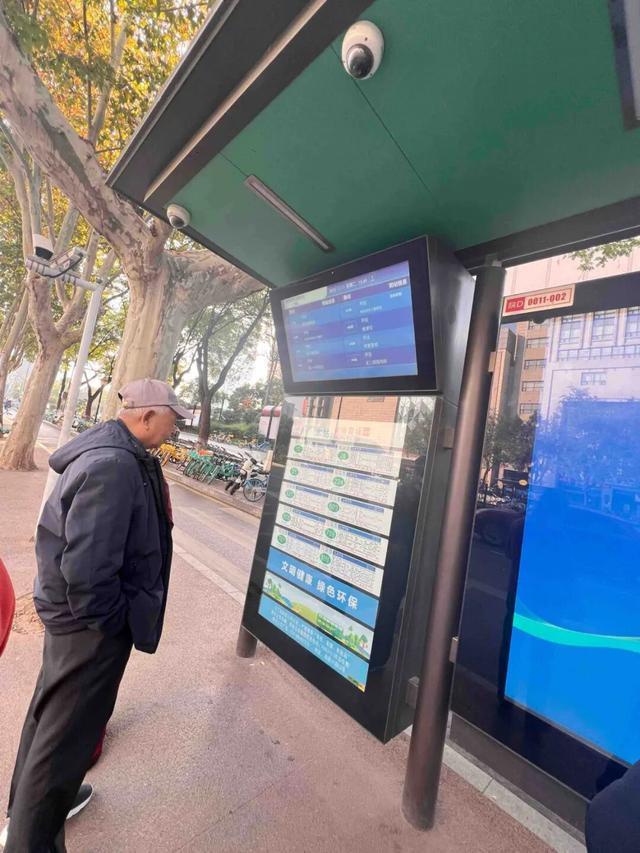 华商报大风新闻记者走访了20处地铁站和公交站：一个小台阶、一个小标识都能拦住老年人脚步(图7)