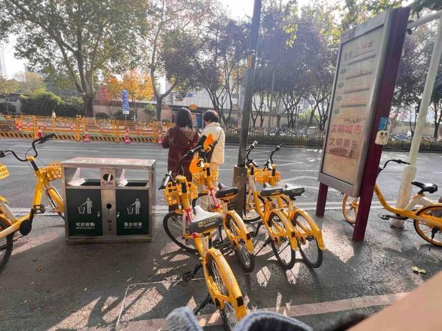 华商报大风新闻记者走访了20处地铁站和公交站：一个小台阶、一个小标识都能拦住老年人脚步(图11)