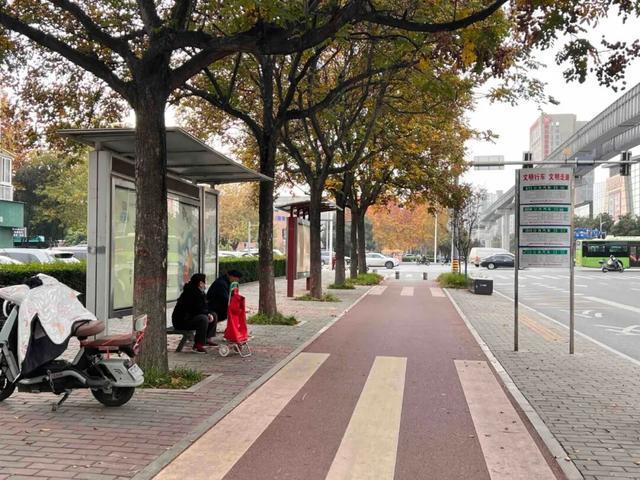 华商报大风新闻记者走访了20处地铁站和公交站：一个小台阶、一个小标识都能拦住老年人脚步(图4)