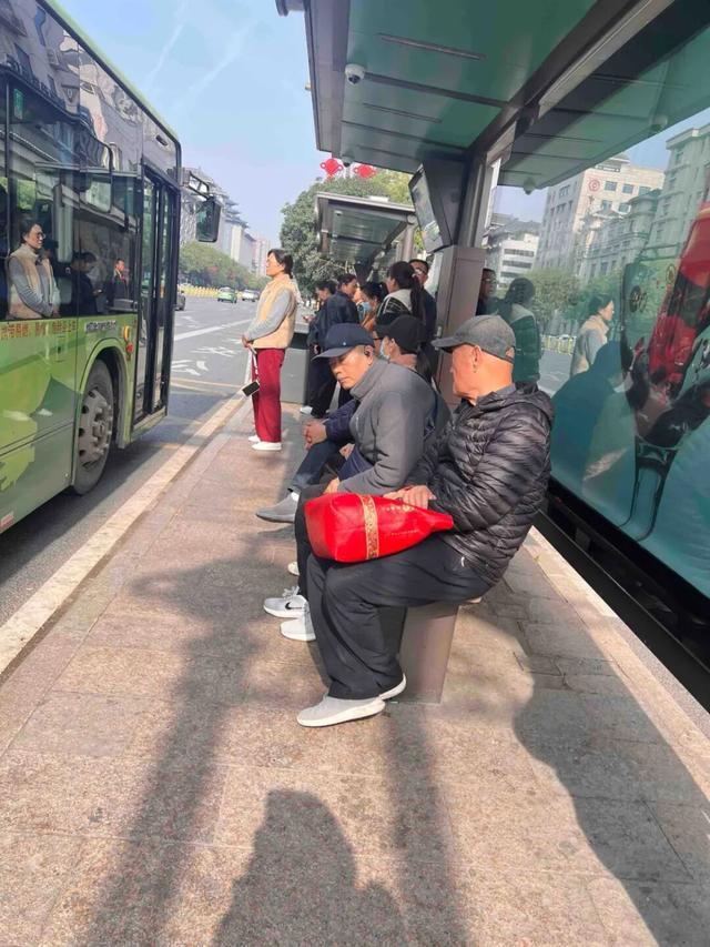 华商报大风新闻记者走访了20处地铁站和公交站：一个小台阶、一个小标识都能拦住老年人脚步(图14)