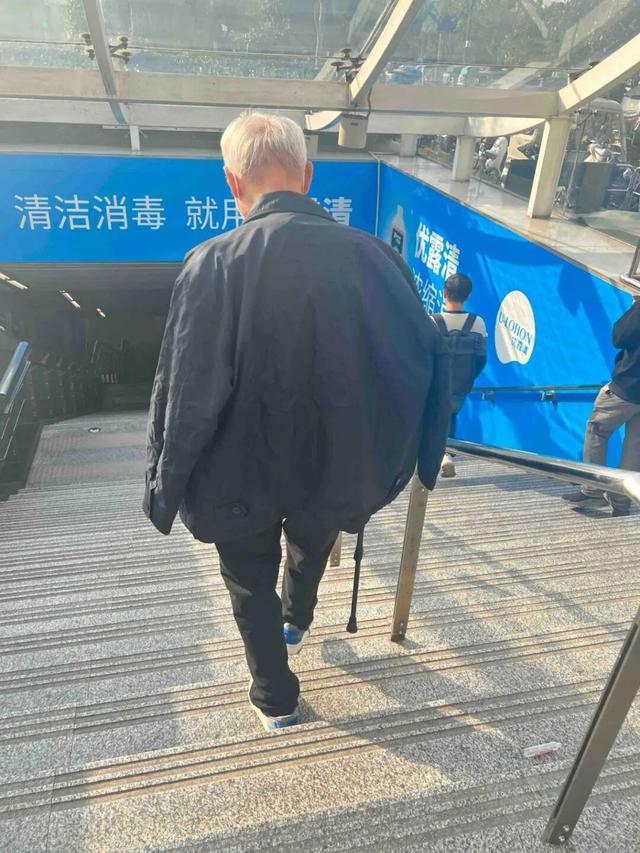 华商报大风新闻记者走访了20处地铁站和公交站：一个小台阶、一个小标识都能拦住老年人脚步(图23)