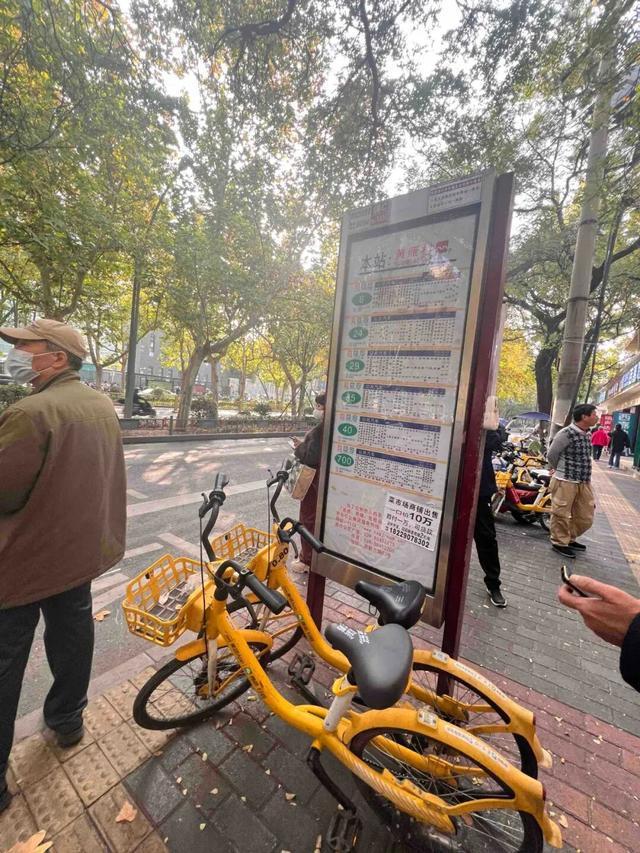 华商报大风新闻记者走访了20处地铁站和公交站：一个小台阶、一个小标识都能拦住老年人脚步(图17)