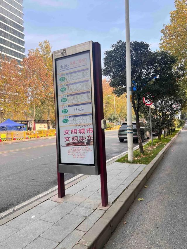 华商报大风新闻记者走访了20处地铁站和公交站：一个小台阶、一个小标识都能拦住老年人脚步(图16)