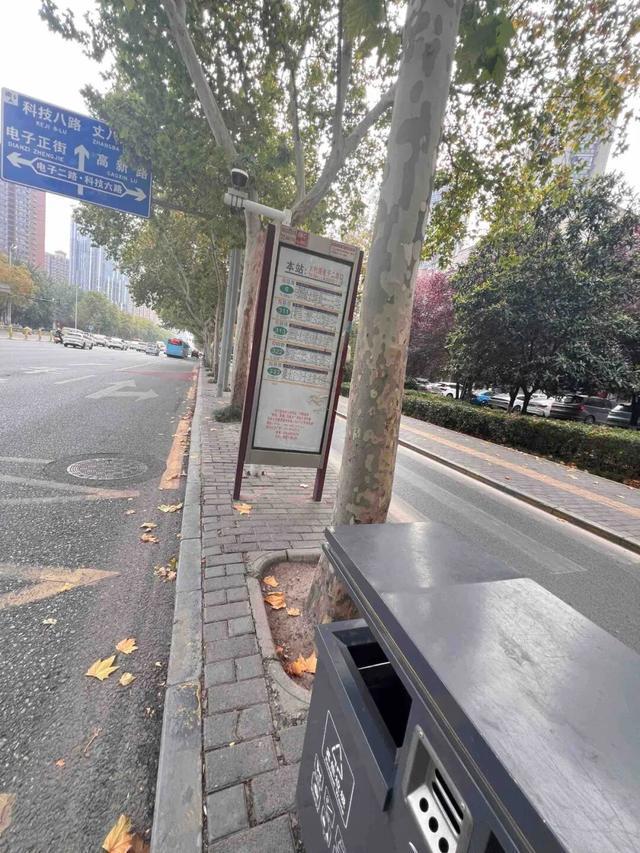 华商报大风新闻记者走访了20处地铁站和公交站：一个小台阶、一个小标识都能拦住老年人脚步(图19)