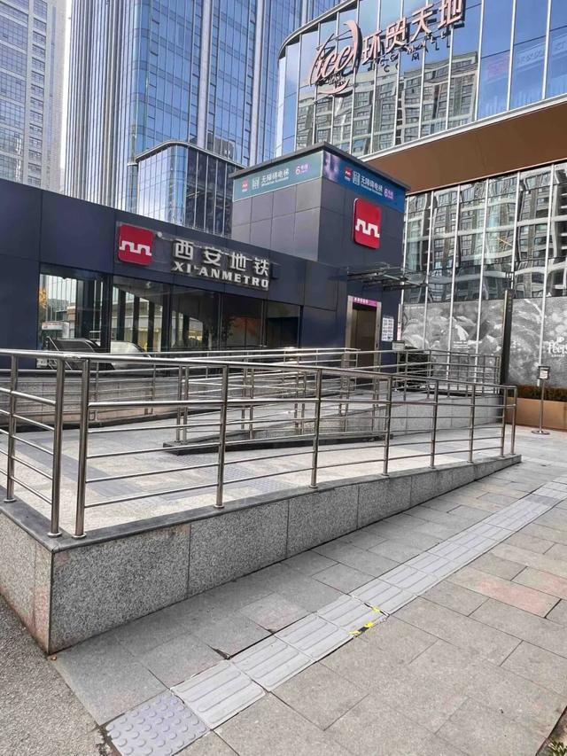 华商报大风新闻记者走访了20处地铁站和公交站：一个小台阶、一个小标识都能拦住老年人脚步(图21)