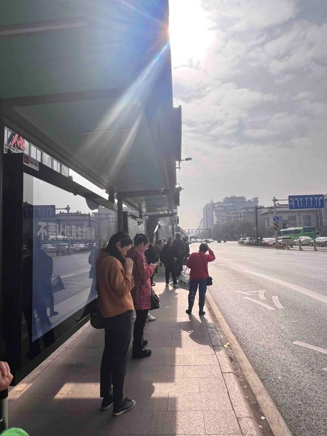 华商报大风新闻记者走访了20处地铁站和公交站：一个小台阶、一个小标识都能拦住老年人脚步(图15)