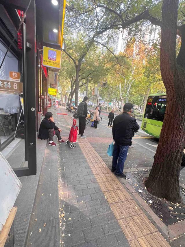 华商报大风新闻记者走访了20处地铁站和公交站：一个小台阶、一个小标识都能拦住老年人脚步(图18)