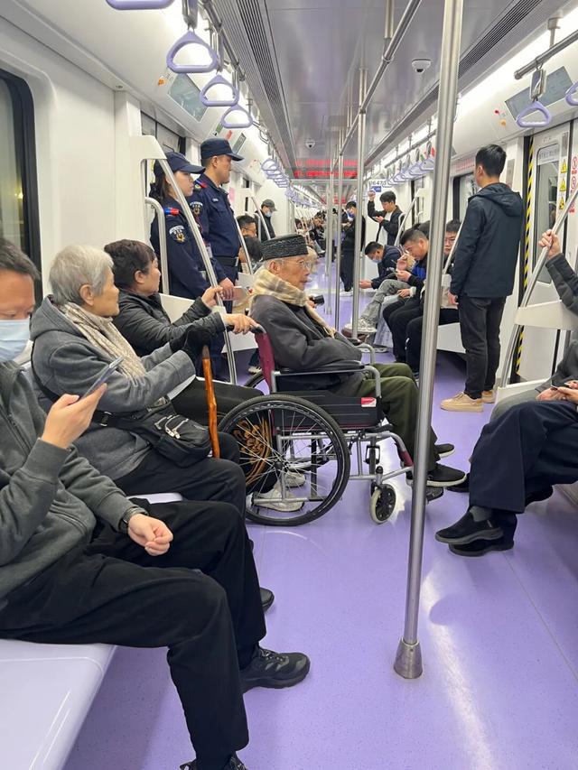 华商报大风新闻记者走访了20处地铁站和公交站：一个小台阶、一个小标识都能拦住老年人脚步(图22)