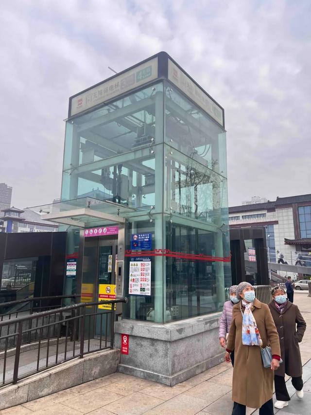 华商报大风新闻记者走访了20处地铁站和公交站：一个小台阶、一个小标识都能拦住老年人脚步(图31)