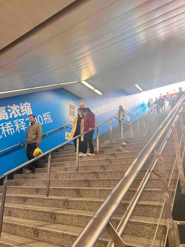 华商报大风新闻记者走访了20处地铁站和公交站：一个小台阶、一个小标识都能拦住老年人脚步(图24)