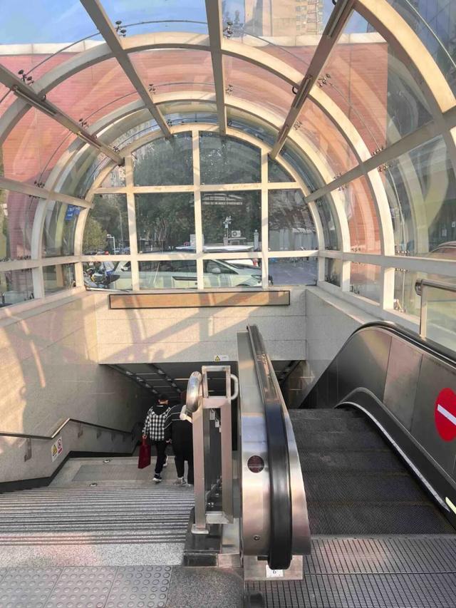 华商报大风新闻记者走访了20处地铁站和公交站：一个小台阶、一个小标识都能拦住老年人脚步(图35)