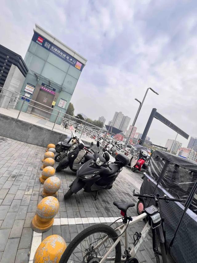 华商报大风新闻记者走访了20处地铁站和公交站：一个小台阶、一个小标识都能拦住老年人脚步(图34)