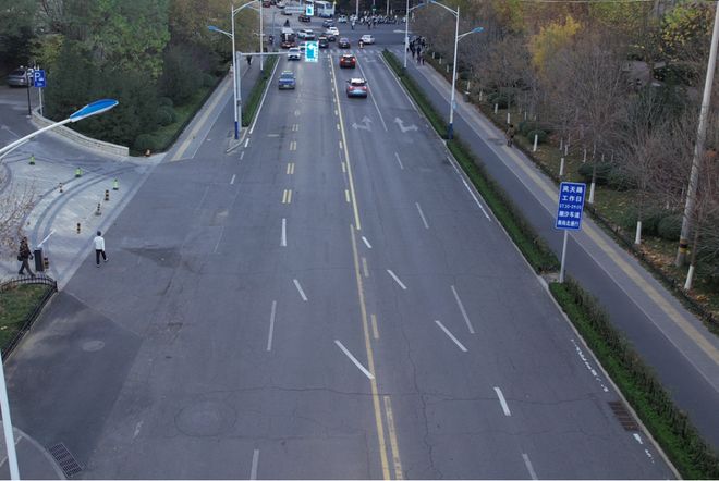 济南龙奥北路凤天路路口设置潮汐车道车辆排队长度降低100米(图3)