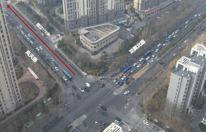 济南龙奥北路凤天路路口设置潮汐车道车辆排