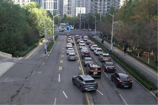 济南龙奥北路凤天路路口设置潮汐车道车辆排队长度降低100米(图2)