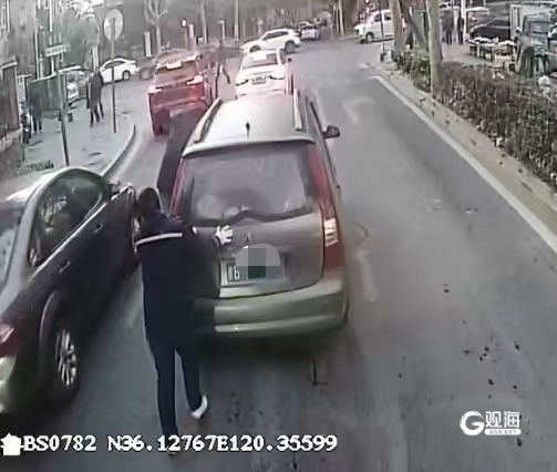 帮推车、清路障……寒风中青岛巴士这群“热