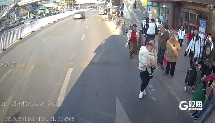 帮推车、清路障……寒风中青岛巴士这群“热心肠”的举动太暖了！(图3)