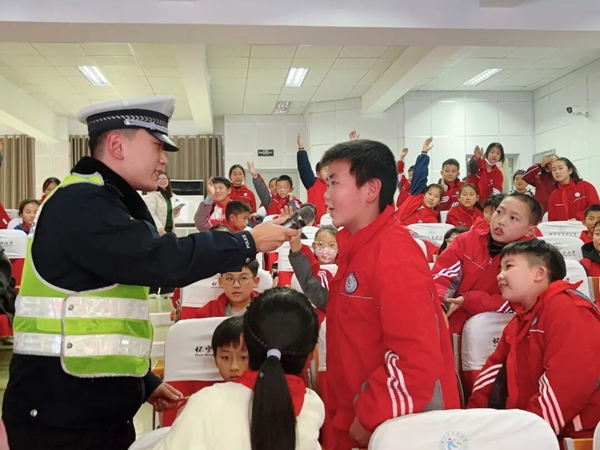 怀宁县星拱小学开展“文明交通礼行天下”交通安全日主题活动(图2)