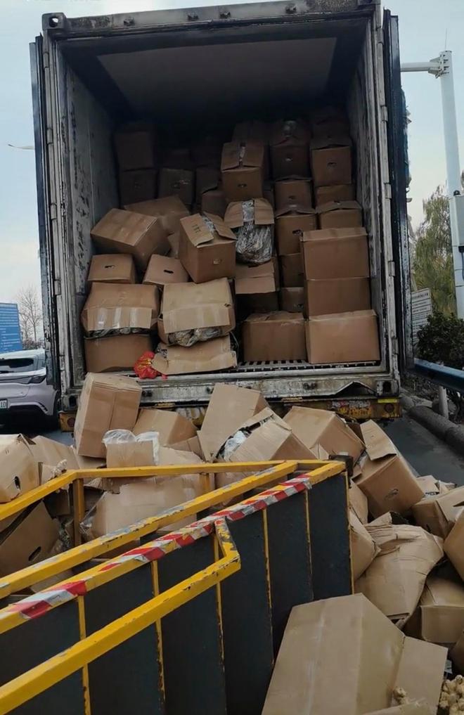 一货车司机在梁园区双八收费站被坠落货物砸