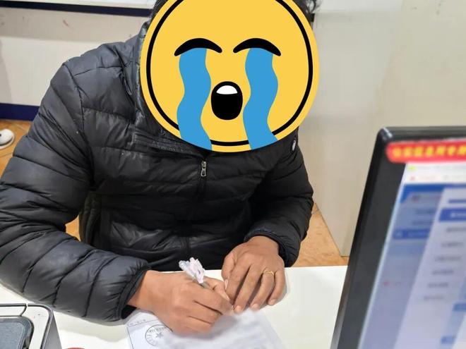 离谱！昆明这家餐厅老板竟将店名贴在了环湖东路的高空路牌上(图2)