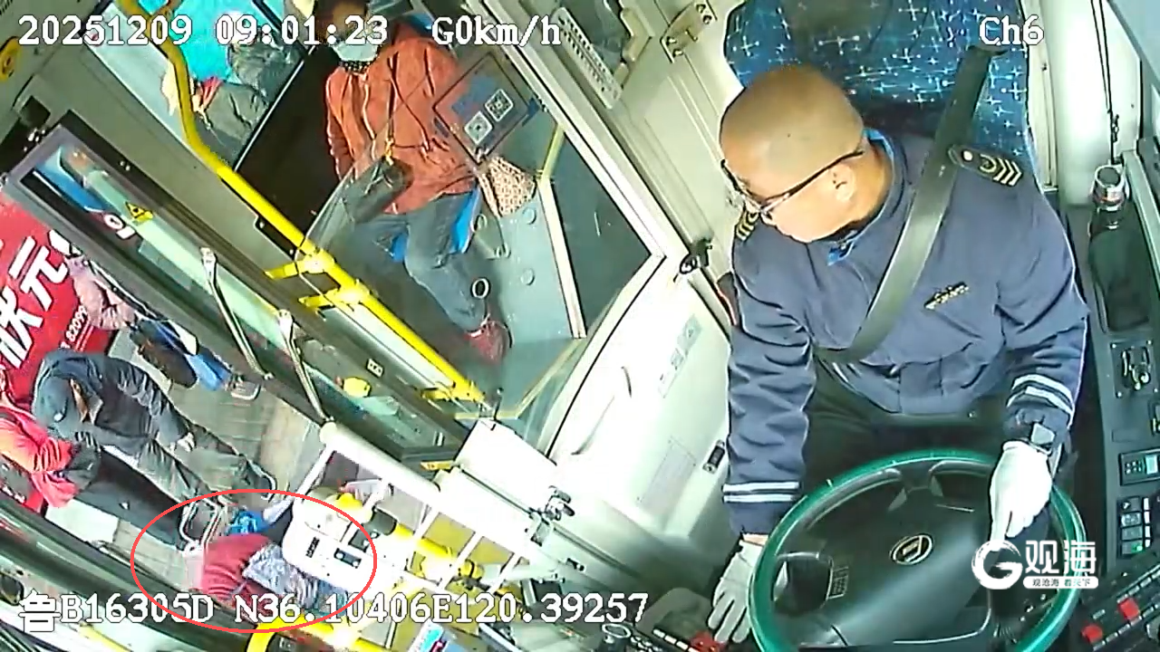 冬日街头青岛巴士“热心肠”接连做出暖心之