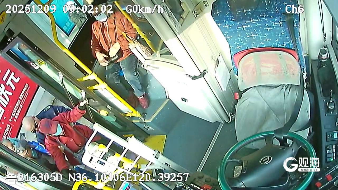 冬日街头青岛巴士“热心肠”接连做出暖心之举……(图2)