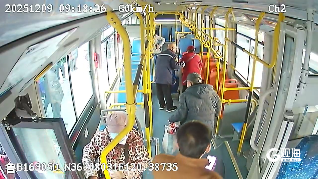 冬日街头青岛巴士“热心肠”接连做出暖心之举……(图3)