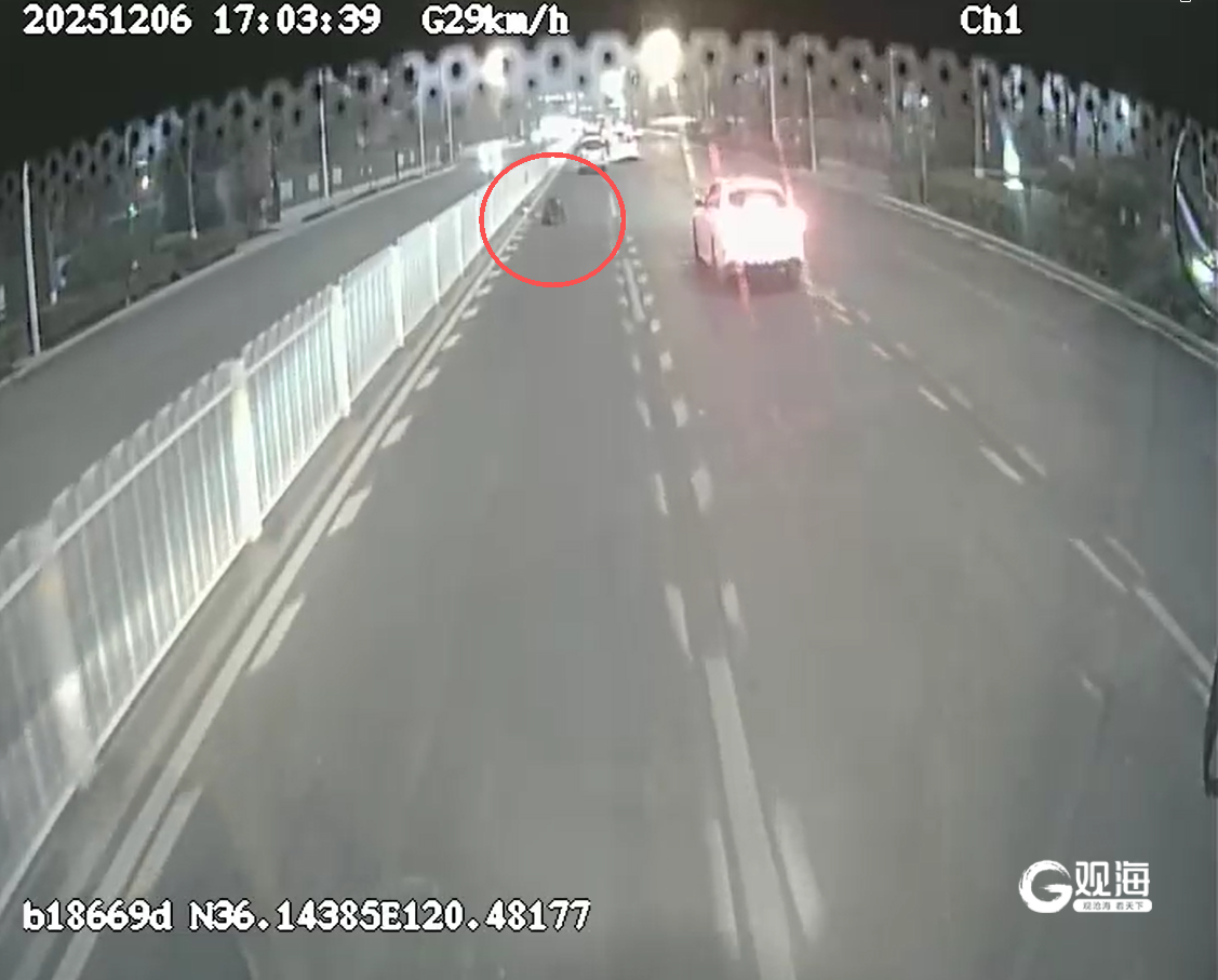 冬日街头青岛巴士“热心肠”接连做出暖心之举……(图4)