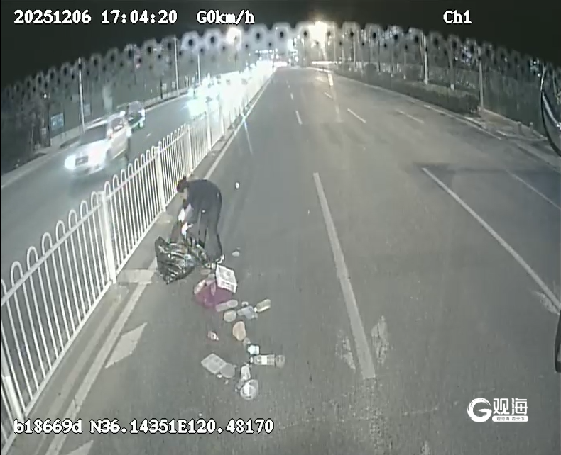 冬日街头青岛巴士“热心肠”接连做出暖心之举……(图5)