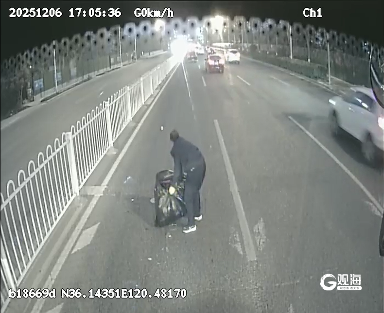 冬日街头青岛巴士“热心肠”接连做出暖心之举……(图6)