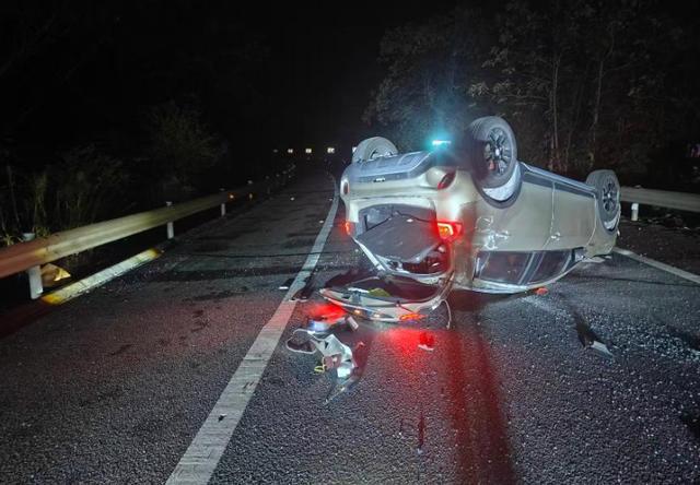 别大意！广西这条高速5天两起撞分流鼻护栏事故安全驾驶容不得半点松懈(图1)