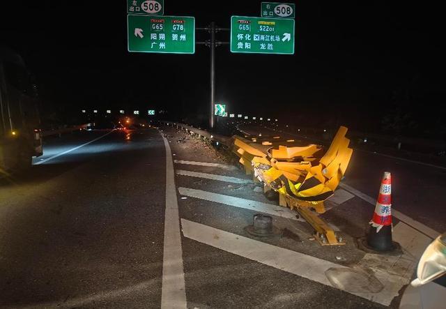 别大意！广西这条高速5天两起撞分流鼻护栏事故安全驾驶容不得半点松懈(图2)