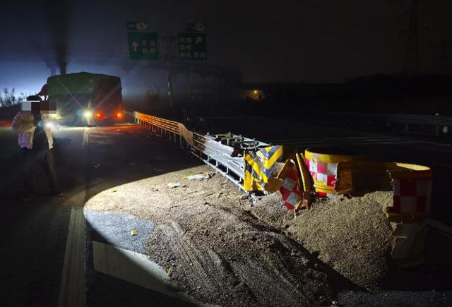 别大意！广西这条高速5天两起撞分流鼻护栏事故安全驾驶容不得半点松懈(图4)