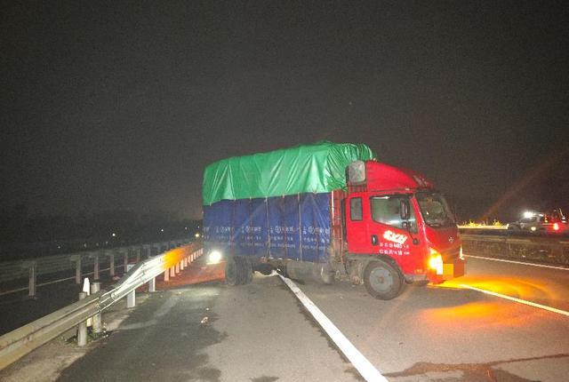 别大意！广西这条高速5天两起撞分流鼻护栏事故安全驾驶容不得半点松懈(图3)