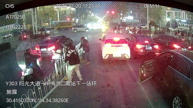 公交司机与热心车主合力清障晚高峰拥堵路面