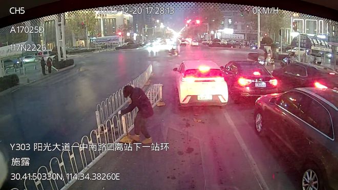 公交司机与热心车主合力清障晚高峰拥堵路面瞬间变通畅(图2)