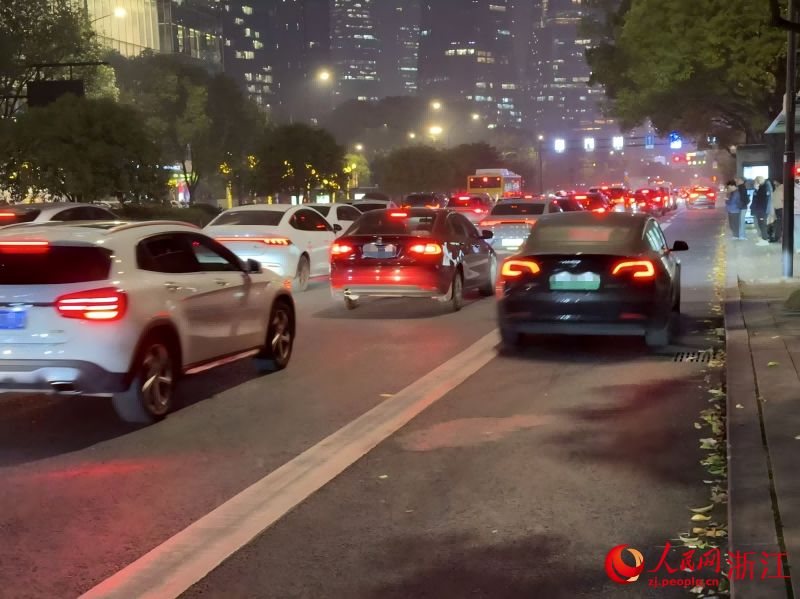 有回音丨三桥封闭施工期间违规插队频发杭州