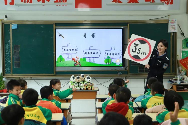 临沂北城交警进校园“警”心呵护伴成长