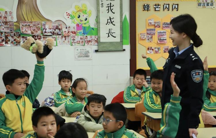 临沂北城交警进校园“警”心呵护伴成长(图2)