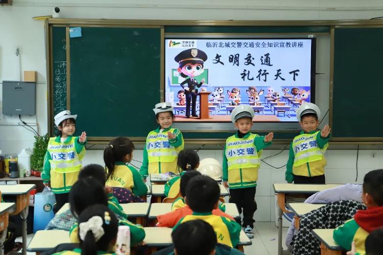 临沂北城交警进校园“警”心呵护伴成长(图3)