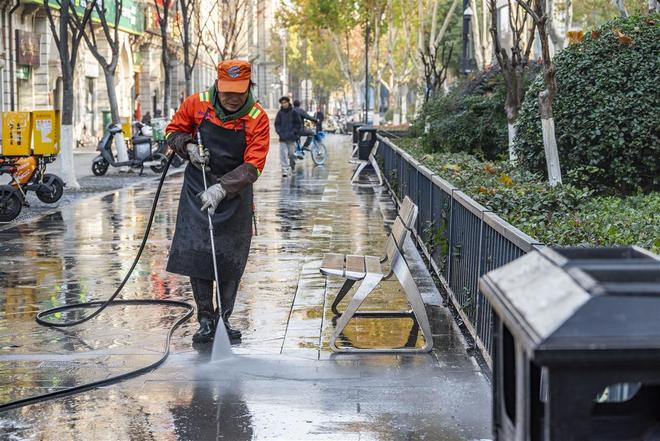 精细“梳妆”迎新年江汉城管全面启动江汉关