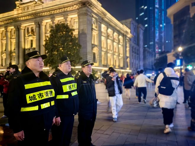 精细“梳妆”迎新年江汉城管全面启动跨年夜保障(图2)