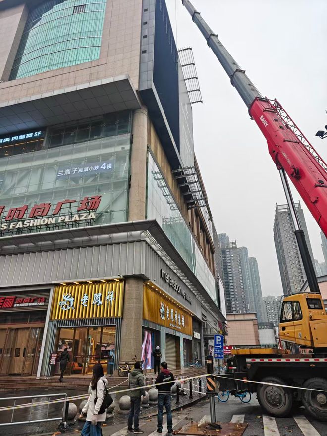 精细“梳妆”迎新年江汉城管全面启动跨年夜保障(图3)