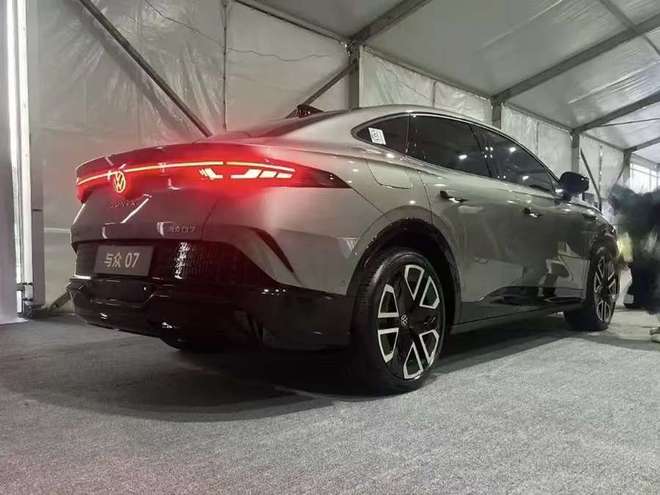 与众07实车现身金色大众车标轿跑造型轴距超2米8会火吗？(图4)