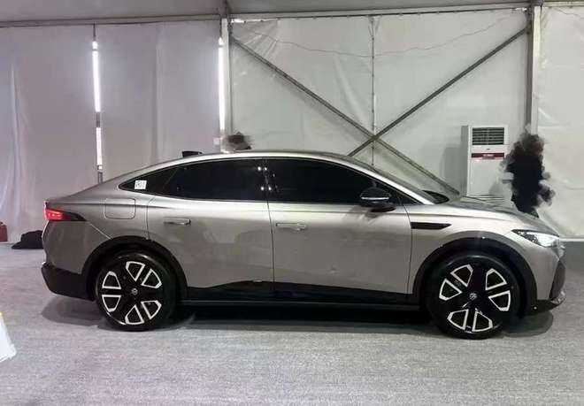 与众07实车现身金色大众车标轿跑造型轴距超2米8会火吗？(图2)