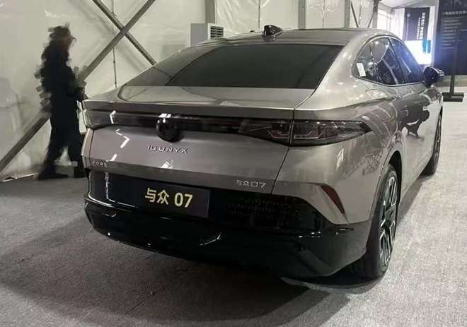 与众07实车现身金色大众车标轿跑造型轴距超2米8会火吗？(图3)