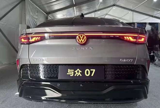与众07实车现身金色大众车标轿跑造型轴距超2米8会火吗？(图7)