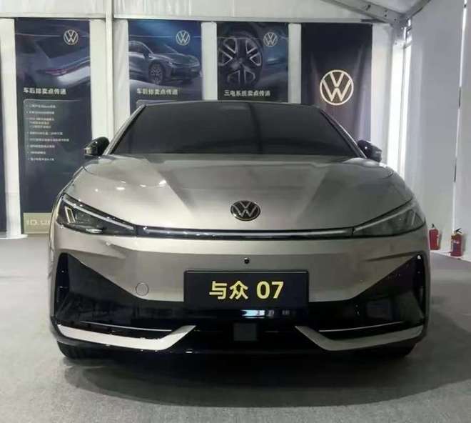 与众07实车现身金色大众车标轿跑造型轴距超2米8会火吗？(图6)