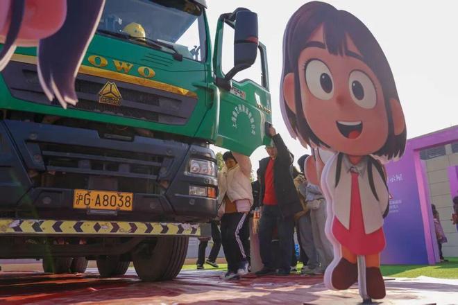 市民坐上渣土车驾驶座这场安全教育让人“看见”危险—闵行公安“平安快闪”活动迎来交通安全专场(图2)